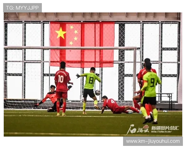 绿茵场上的隐形英雄聚焦足球比赛中场球童的默默奉献